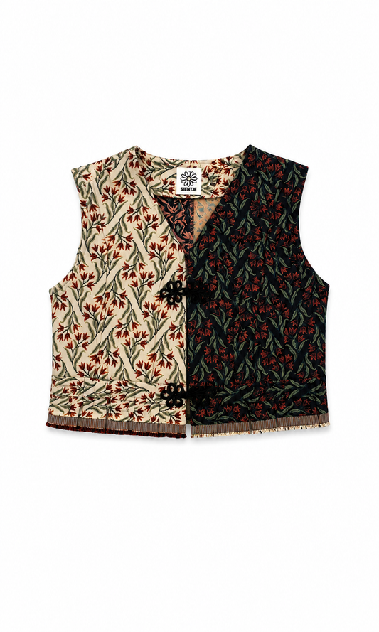Gilet in tulp/rozen print, half donker half licht met tailleband en plooitjes