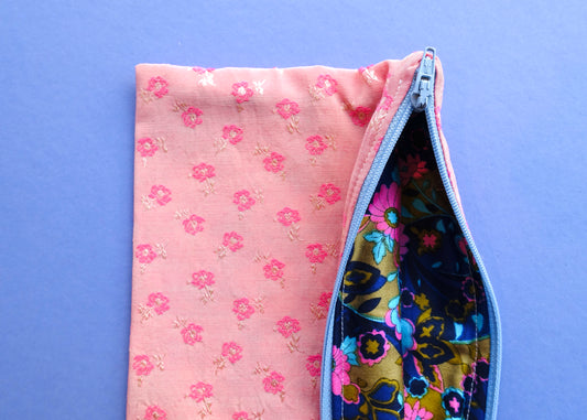 Etuitje lichtroze bloemenprint en opvallende voering