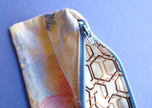 Etuitje in pastel bloemenprint met lichte geometrische voering