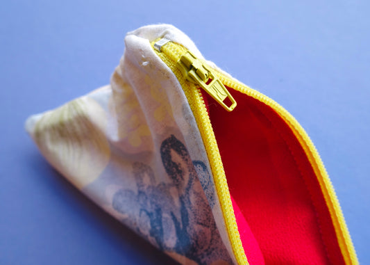 Etuitje in pastel bloemenprint gele rits en felroze voering