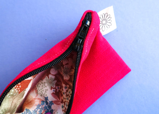 Etuitje in fel roze met bloemenvoering