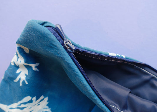 Laptophoes/etui in blauwe cyanotype zeewierprint