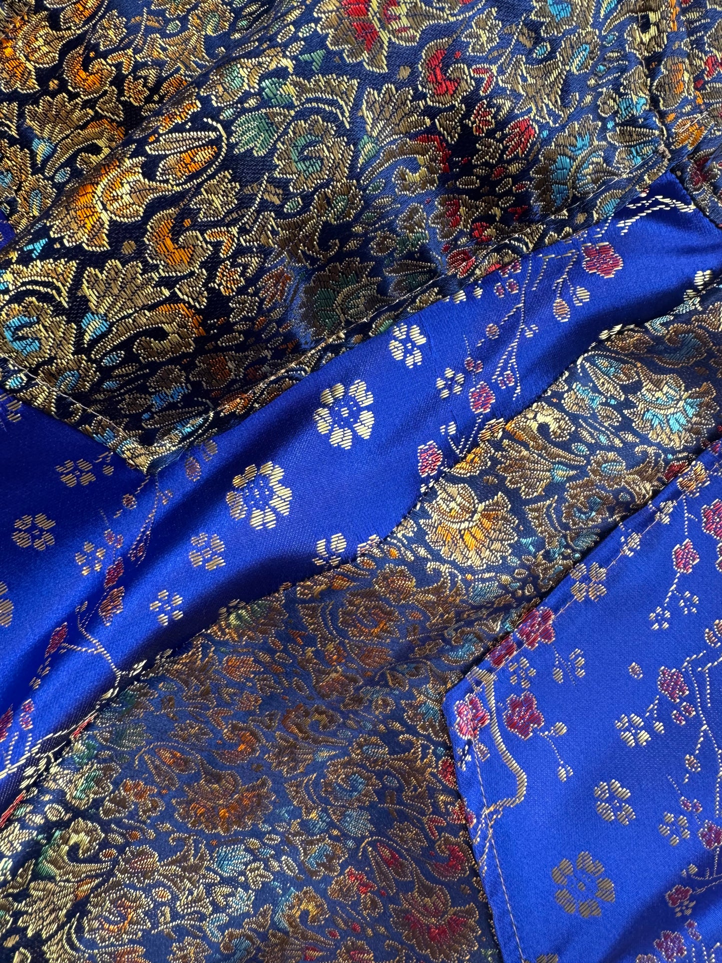 Broek met strikken in glimende stof