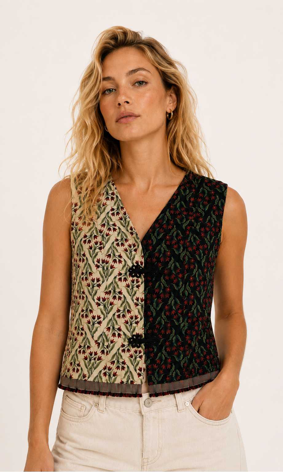Gilet in tulp/rozen print, half donker half licht met tailleband en plooitjes