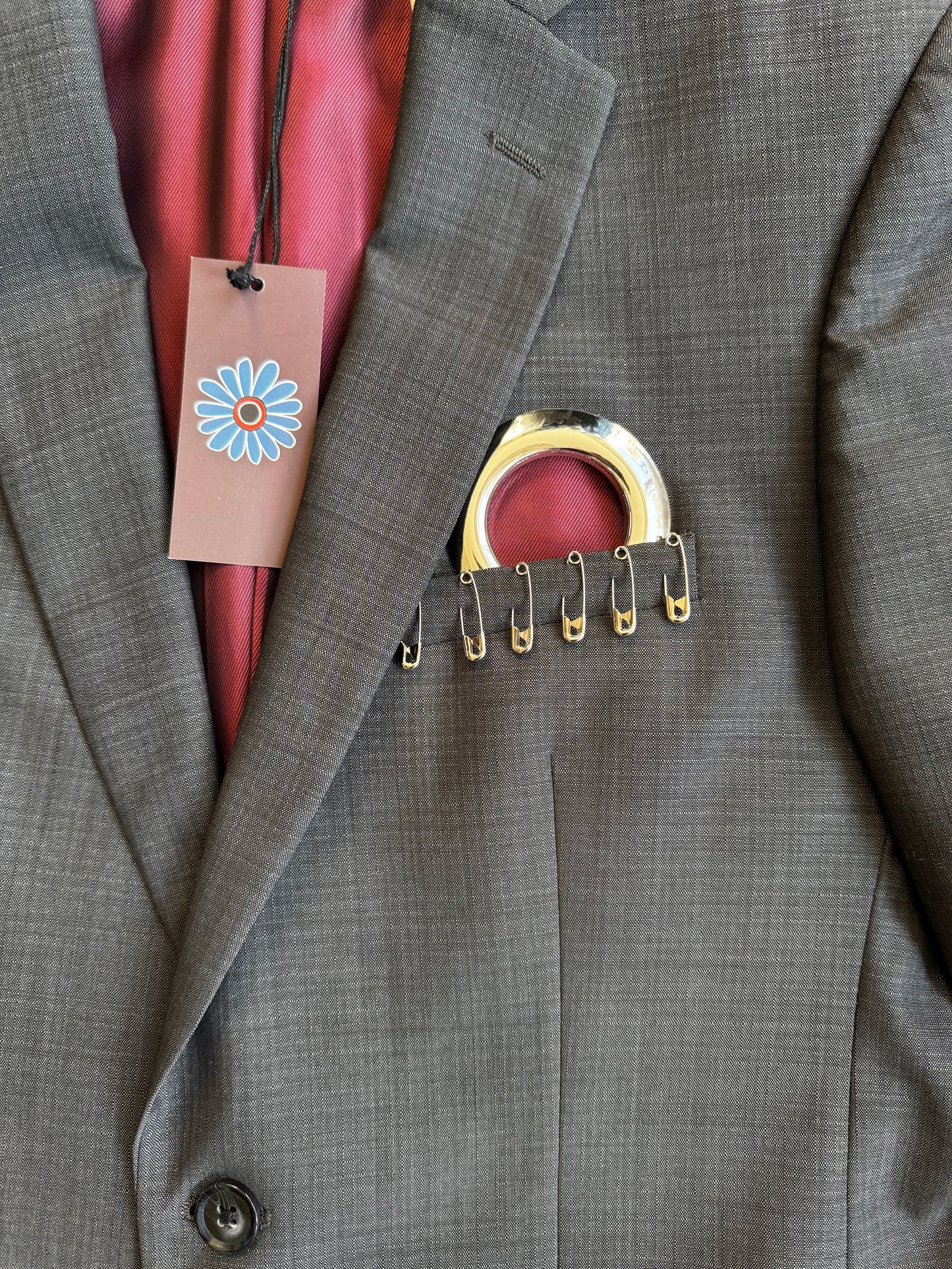 REWORK donkergrijze blazer met gaten en veiligheidsspelden