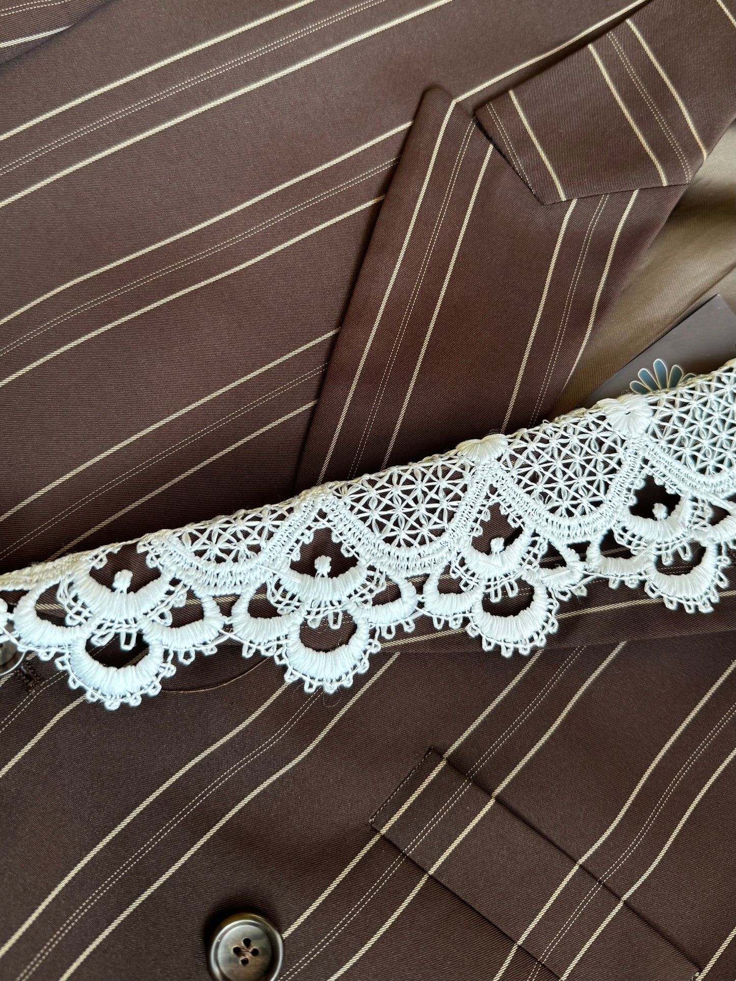 REWORK bruin, gestreepte double breasted blazer met kant