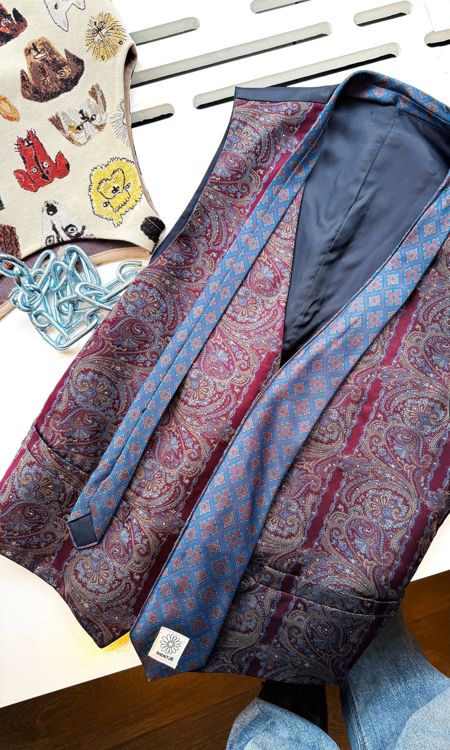 REWORK gilet met stropdas