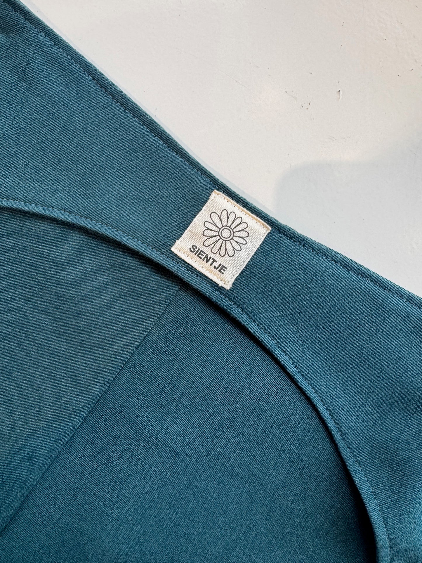 Groene broek met overslag aan de voorkant