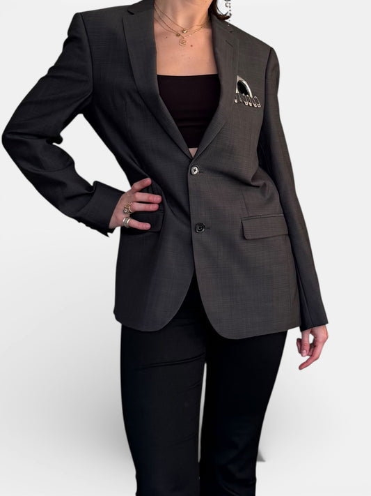 REWORK donkergrijze blazer met gaten en veiligheidsspelden