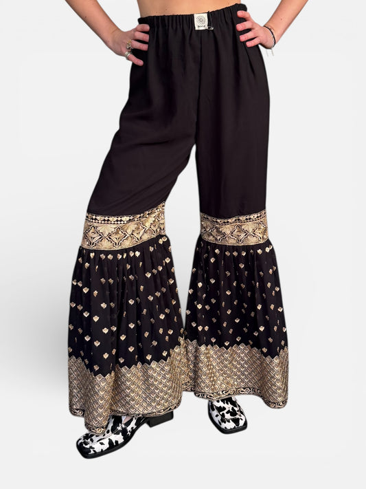 REWORK zwarte broek met elastiek en gouden flare pijpen