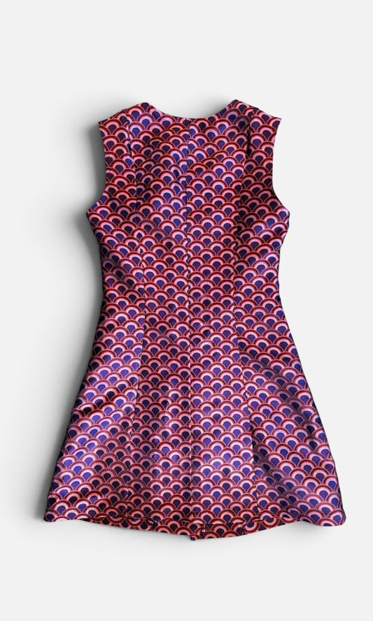 Korte jurk in met knoopjes sluiting en zonder mouwen